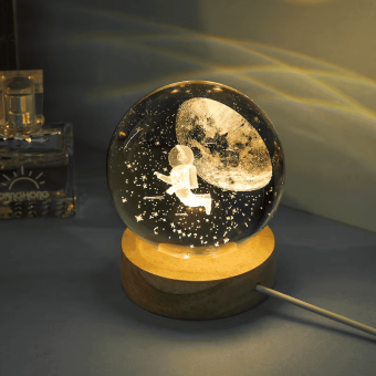 Astronaut Crystal Ball Figurine – 6 cm